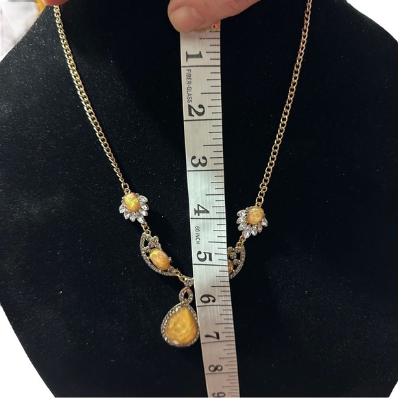Elegant Gold Tone 5 Glass Pendants Flowers Half Moons Tear Drop Necklace 20” EUC - Picture 9 of 10
